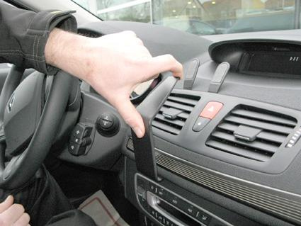 En hand justerar luftventilen i en Renault Mégane 09-15.