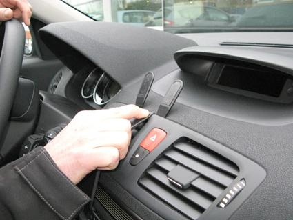 Hamn bygger in kontroller och luftutsläpp i en bilinteriör.