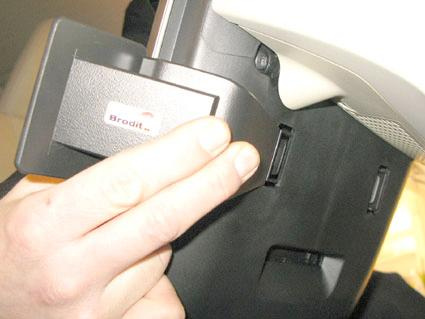 Hand som håller i en monteringsdel för Volvo XC60 09-10.