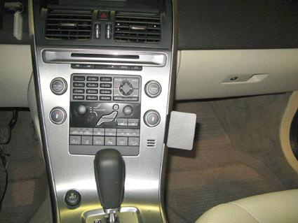 Interiör av Volvo XC60 09-10 med kontrollpanel och växelspak.