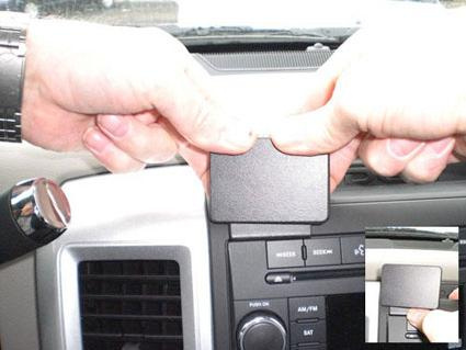 Montering av en svart täckplugg på en Dodge Ram 09-12.