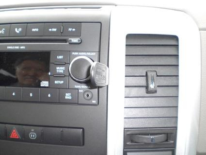 En bilens instrumentpanel med radio och luftventiler.