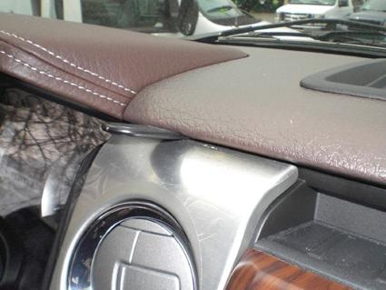 Centrerad silver- och träpanel för Ford F-Series 150 09-14 med detalj av instrumentbräda.