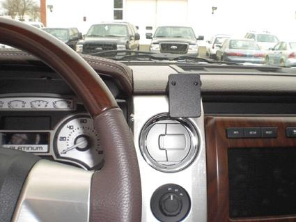 Interiör av Ford F-Series 150 med silver- och träpanel.