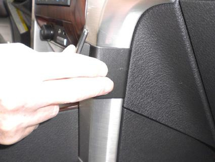 En hand justerar en del av interiören i en Ford F-Series 150.