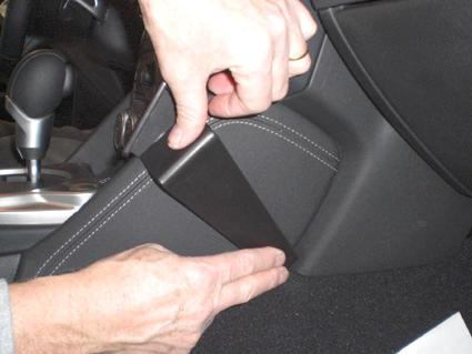 Bild visar installation av en del i interiören av Nissan 370Z 09-15.