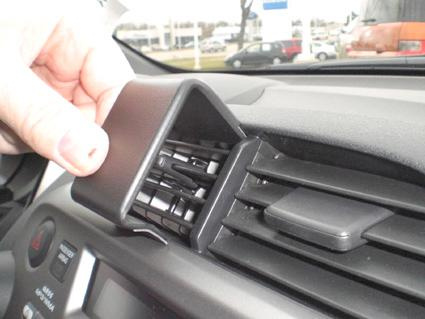 En person justerar en ventildeckel i en Honda Fit/Jazz.