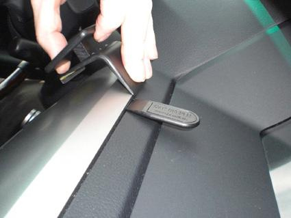 En hand som justerar en del på en Lexus RX inredning.