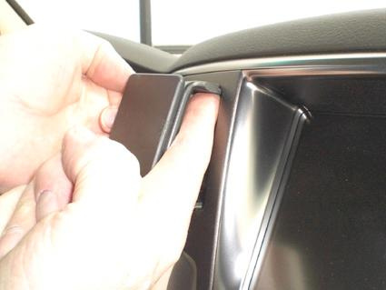 En person installerar en komponent i interiören på en Lexus LX.