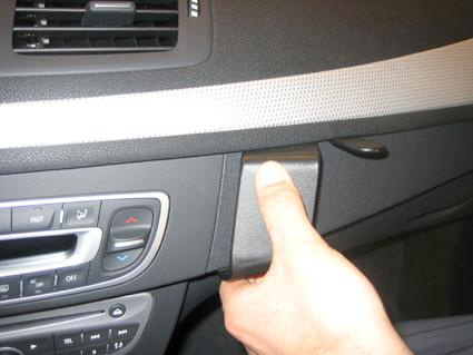 En hand öppnar en dörr i bilens interiör, vid luftutblåsningen.