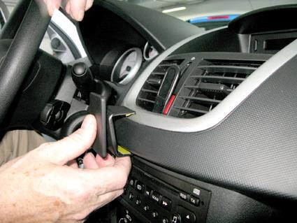 Bild av en person som använder verktyg för att justera bilens instrumentpanel.