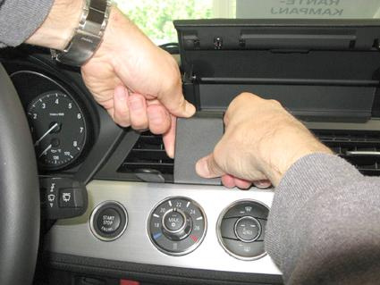 Bild visar en person som öppnar en förvaringslucka i en BMW Z4.