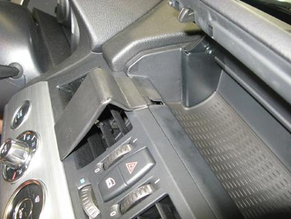 En del av BMW Z4:s interiör, med kontroller och förvaringsutrymme.