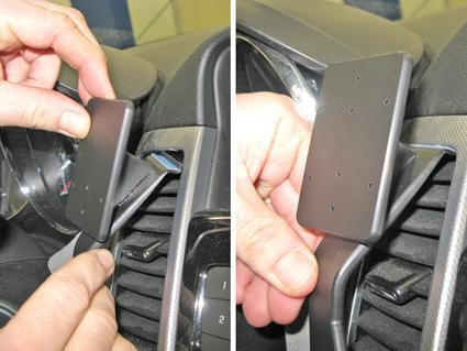 Montering av en hållare på instrumentpanelen i en Chevrolet Cruze.