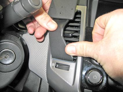 En hand justerar luftventil i Chevrolet Cruze 09-14 interiör.