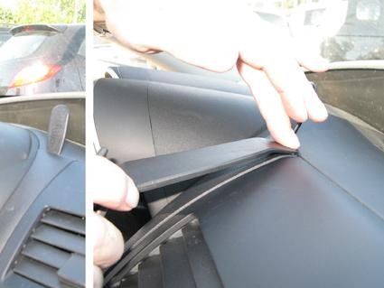 Visar installation av en del på instrumentbrädan i en Mazda 3 (10-13).