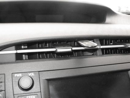 Instrumentbräda med luftventil och kontroller i Toyota Prius.