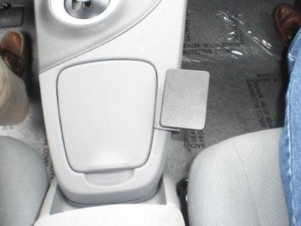 Centerkonsol med förvaringsutrymme och kopphållare i en Toyota Prius.