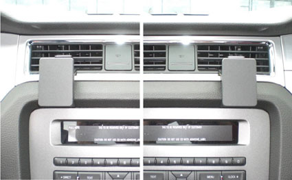 En central del av instrumentbrädan i en Ford Mustang 10-14.