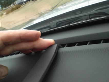 Hand som trycker på instrumentbrädan i en Kia Soul.