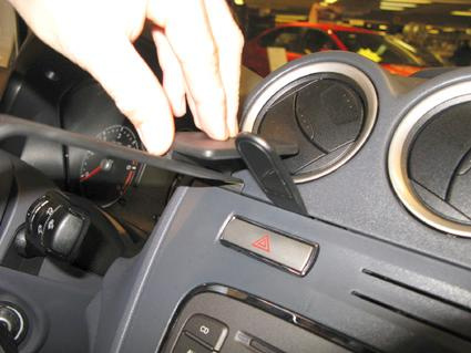 Ett grepp tas på en del av instrumentpanelen i en Ford Transit Connect.