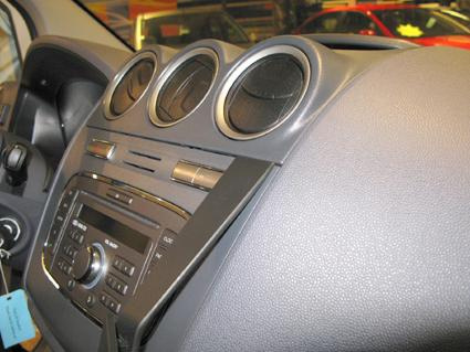 Närbild av instrumentbrädan med luftventiler och ljudsystem.