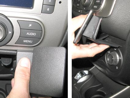 En hand som hanterar en del av bilens inredning.