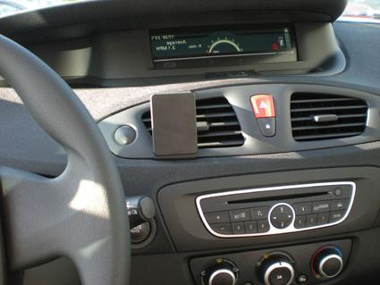Instrumentbräda med kontroller, luftventiler och display i en Renault Scénic.