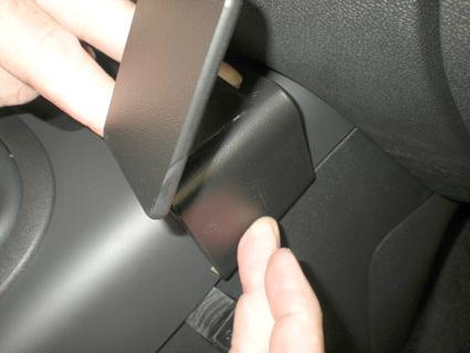 En hand justerar en del i interiören på en Renault Scénic.