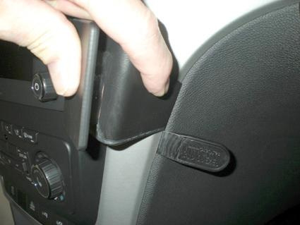 Hand som håller i en del av bilinteriören i en Skoda Yeti.