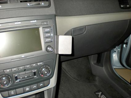 Instrumentbräda med infotainmentsystem och spak för justering.