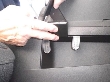 Händer justerar en del av interiören i en Chevrolet Equinox 10-15.