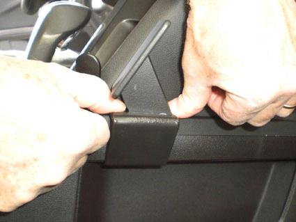 En person justerar eller låser en del av interiören i en Chevrolet Equinox.