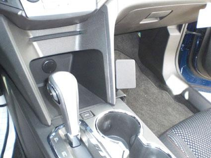 Interiör av Chevrolet Equinox 10-15 med växelspak och förvaringsutrymme.