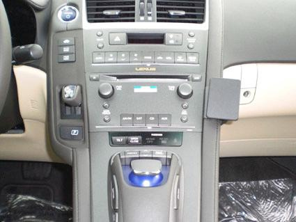 Bilens instrumentpanel med kontroller och en ProClip monteringsbygel.