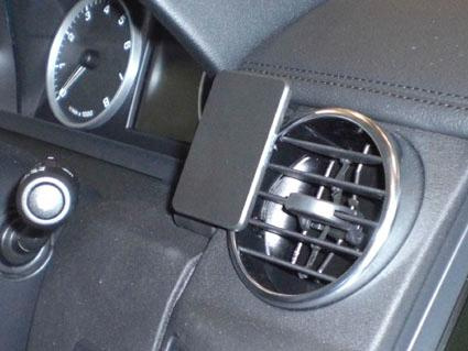 En luftventil med en monterad hållare för mobiltelefon.