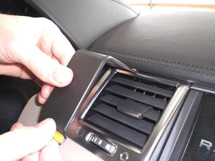Monteringsbygel installeras vid ventilationsgallret i en Range Rover.