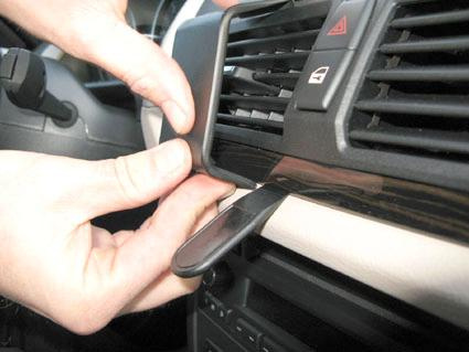 En person justerar luftventilen i en BMW X1 E84.