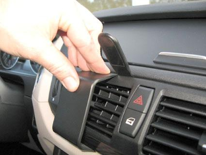 Hand som justerar lufthål i en BMW X1 E84 10-15.