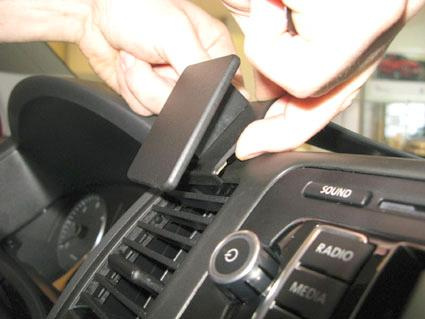 Installation av en enhet på ventilationsgallret i en Volkswagen Caravelle.