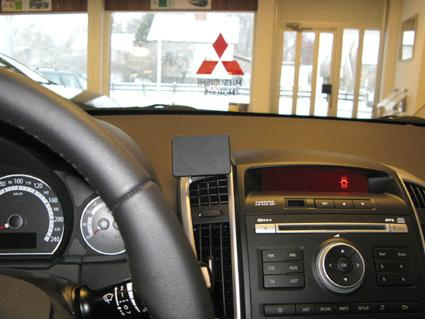 Bild av bilinteriör med instrumentbräda och ljudsystem.