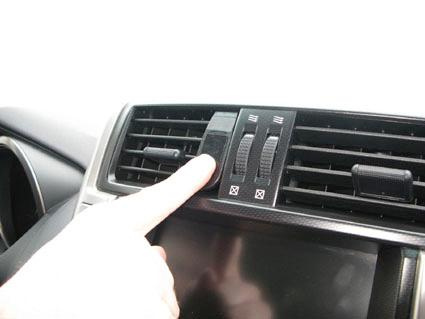 En hand justerar luftventiler i en Toyota LandCruiser.