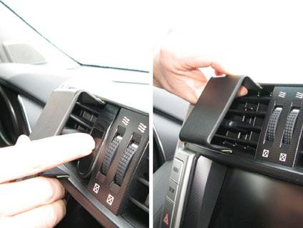 En hand justerar luftventiler i en Toyota LandCruiser.