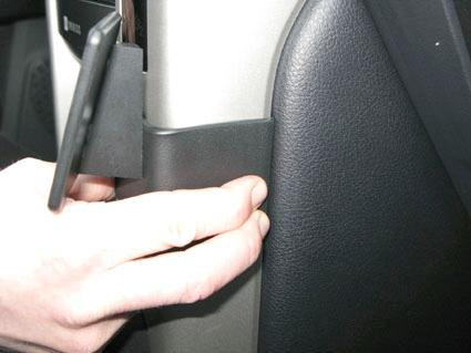 En hand håller i en del av interiören i en Toyota LandCruiser 10-15.