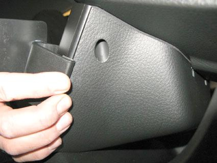 En hand som justerar en del av interiören i Kia Sorento 10-12.