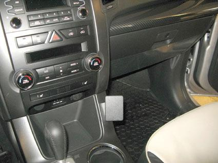 Interiör av Kia Sorento med instrumentpanel och växelspak.