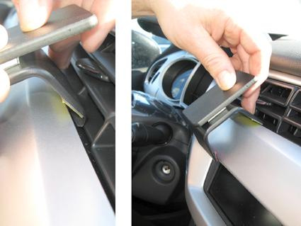 Bilden visar en hand som justerar något vid inredningen i en Citroen C3.