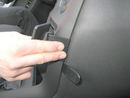 Hand som justerar en komponent på insidan av en Citroen C3 10-15.