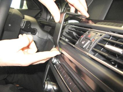 Visar installation av luftventil i BMW 5 F10/F11.