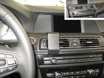 Instrumentbräda med luftventiler och kontrollpanel i en BMW 5-serie.